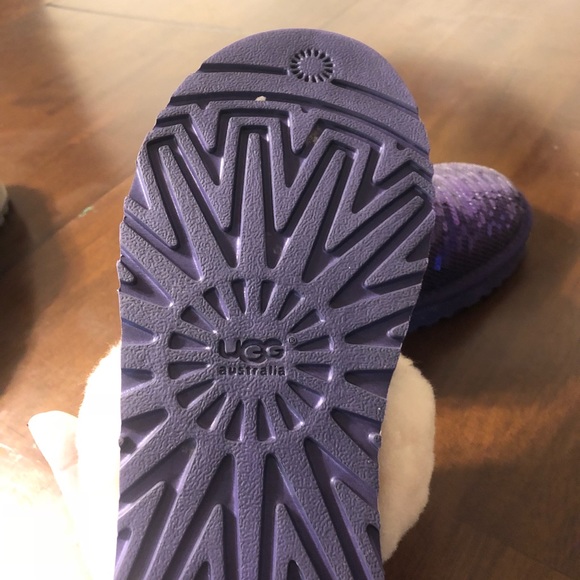 Size 5 Ugg Slippers! Never worn. - Picture 3 of 4